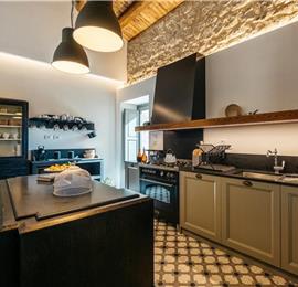  6 bedroom villa with heated pool in Modica, sleeps 18
